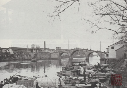 1982年，杭州运河上的拱宸桥