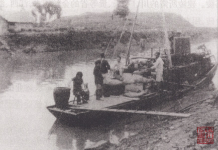 上世纪30年代停靠在沧州大运河岸边的货船