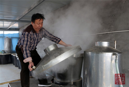 烧锅传人陈学增恢复传统酿酒工艺准备出瓶